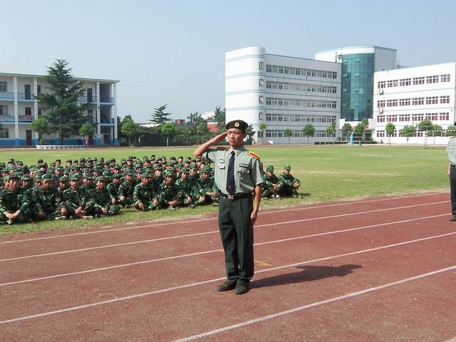 南阳工业学校军训