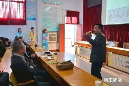 南阳赵长根在南阳工业学校讲汉画